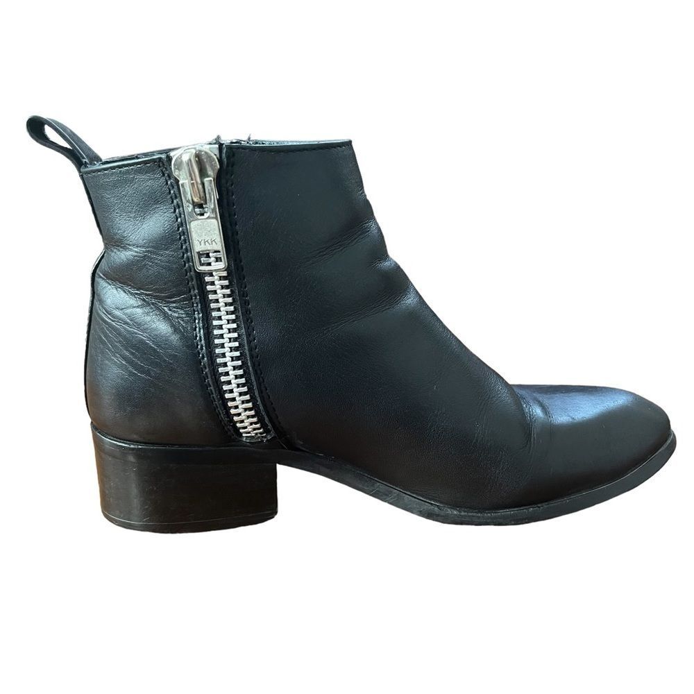 Steve Madden Black Leather Silver Side Zippers Ankle Booties Boots